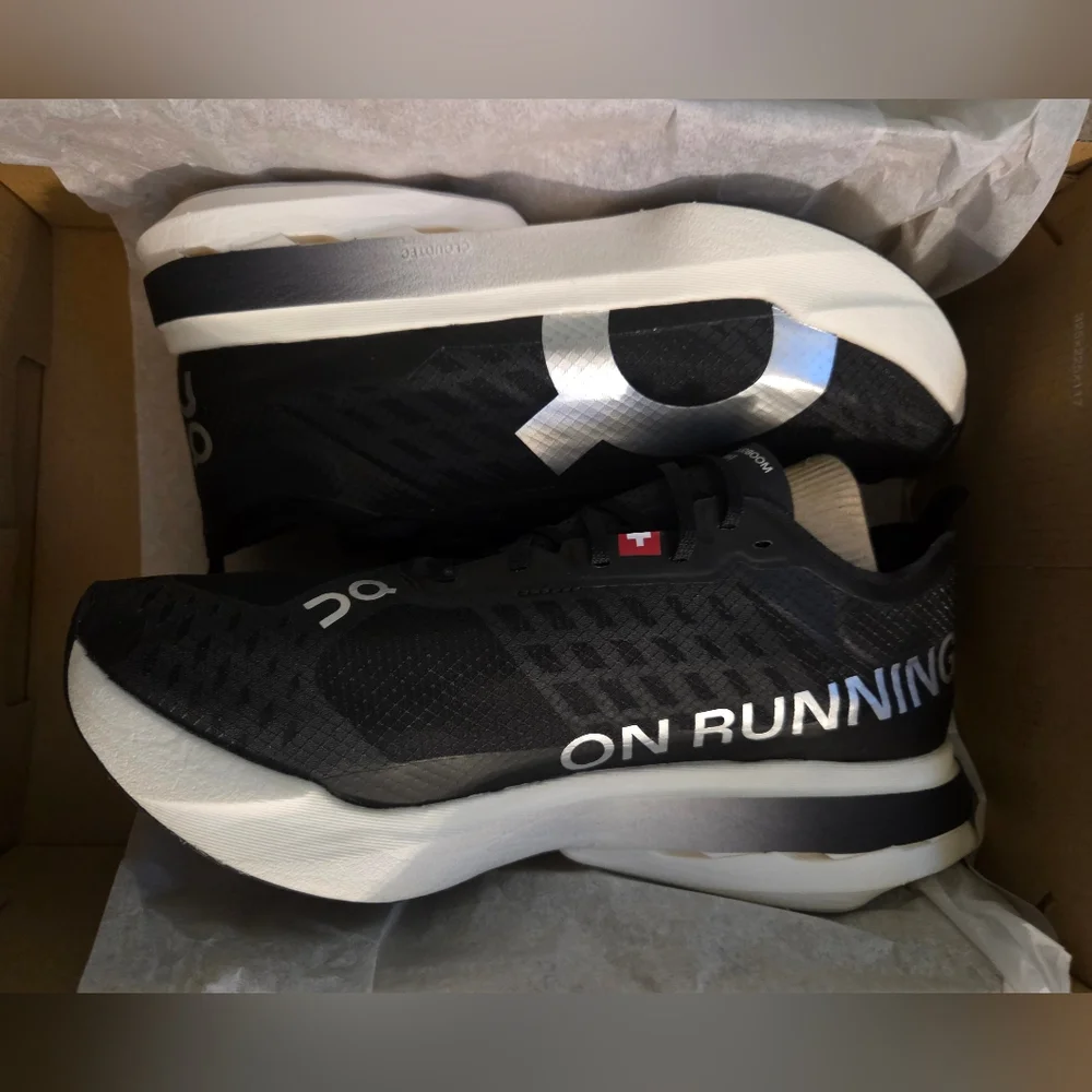 On Running Sneakers Cloudboom Strike 7.5 Women - Picture 3 of 13